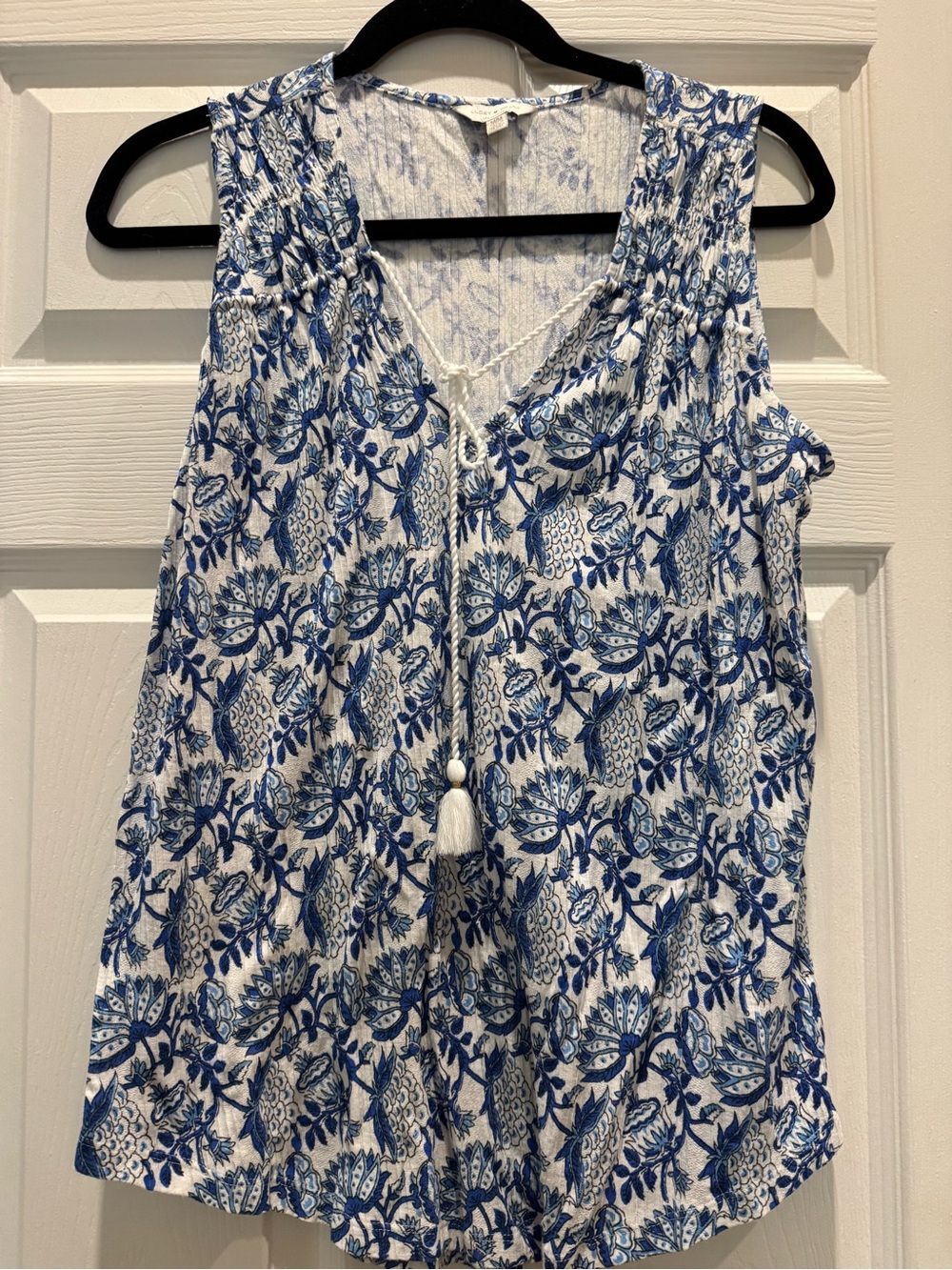 Lucky Brand Women’s Blue and White Floral Sleeveless Boho Top size medium